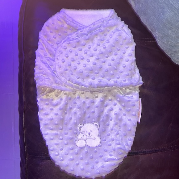 blankets & beyond - SUPER SOFT  & COZY Newborn baby velcro closure swaddle(new) - Picture 4 of 12